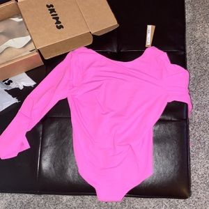 Skims FITS EVERYBODY LONG SLEEVE LOW BACK BODYSUIT | NEON ORCHID